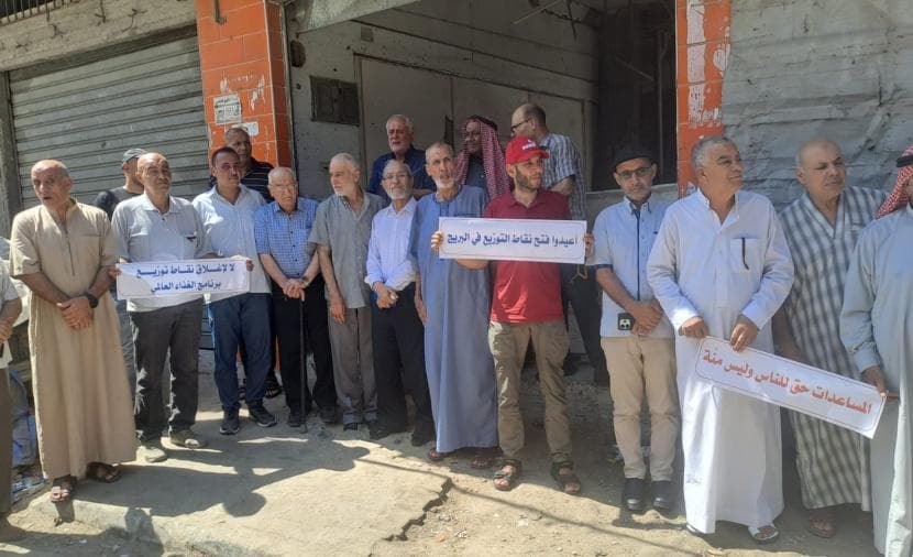 جماهير يرفضون تقليص برامج الإغاثة