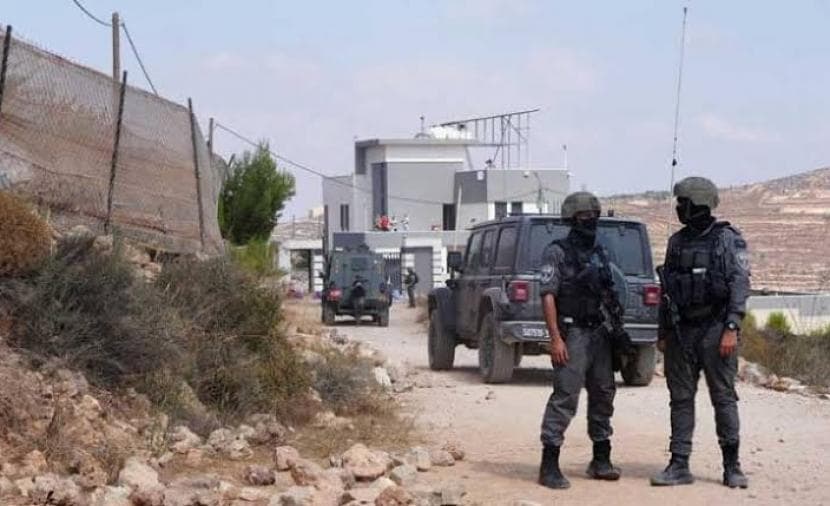 الاحتلال والمستوطنون يحاصرون منازل في قصرة للمرة الثامنة