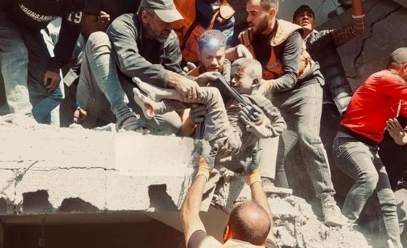 أبو القمصان يواجه الموت لإنقاذ الأرواح