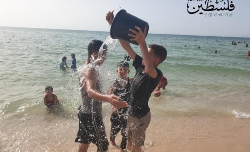 البحر ملجأ سكان غزة في الصيف والحرب
