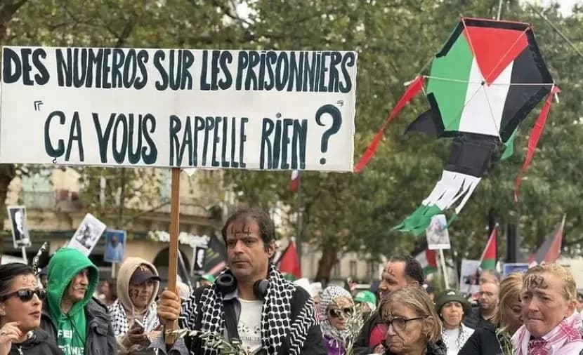 متظاهرون يرفعون طائرات ورقية في باريس دعمًا لأطفال غزة