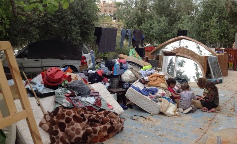الاحتلال يجبر ثلاث عائلات على هدم منازلها في بيت جالا