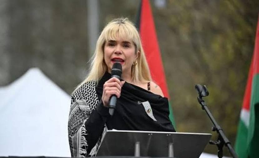 فنانة بريطانية تقول فلسطين حرة يوميا