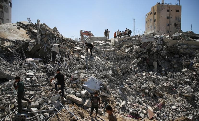 عمارة آيلة للسقوط تودي بحياة 21 نازحًا في غزة