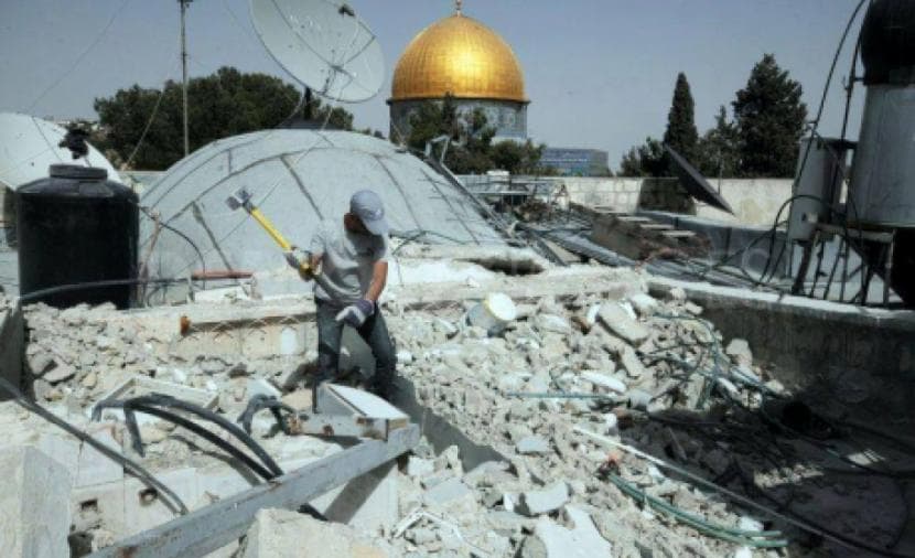 Occupation forces compel citizen to demolish house in Jabal al-Mukaber