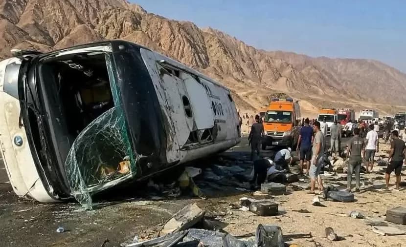 Egypt bus crash Leaves 21 dead
