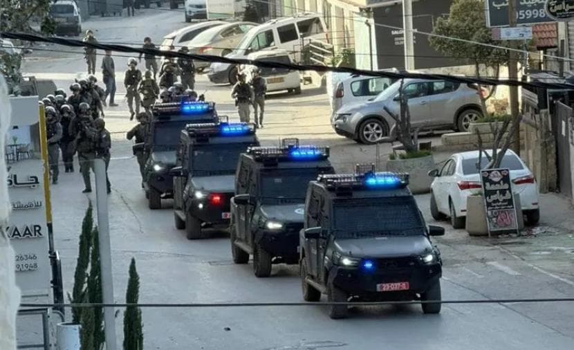 Occupation forces storm attacker’s home and besiege mosque