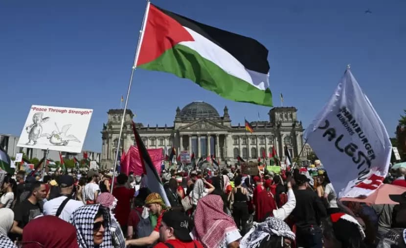 German police detain two at Palestine rally