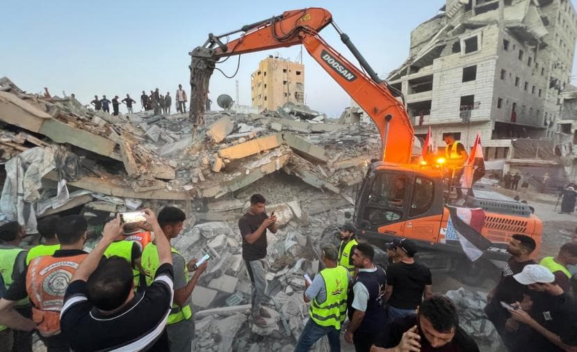 لجنة مصرية تستمر في انتشال العالقين بغزة