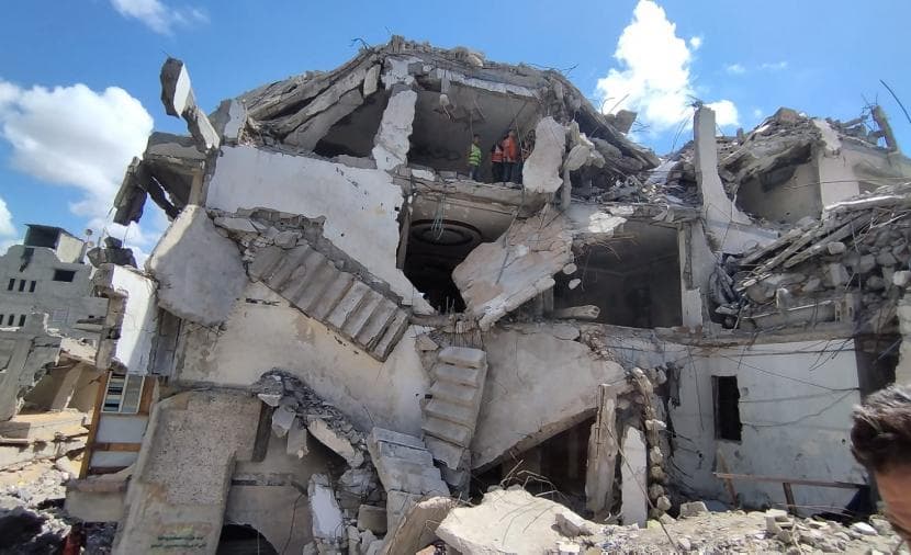خمس أطفال مصابون بانهيار مبنى في غزة