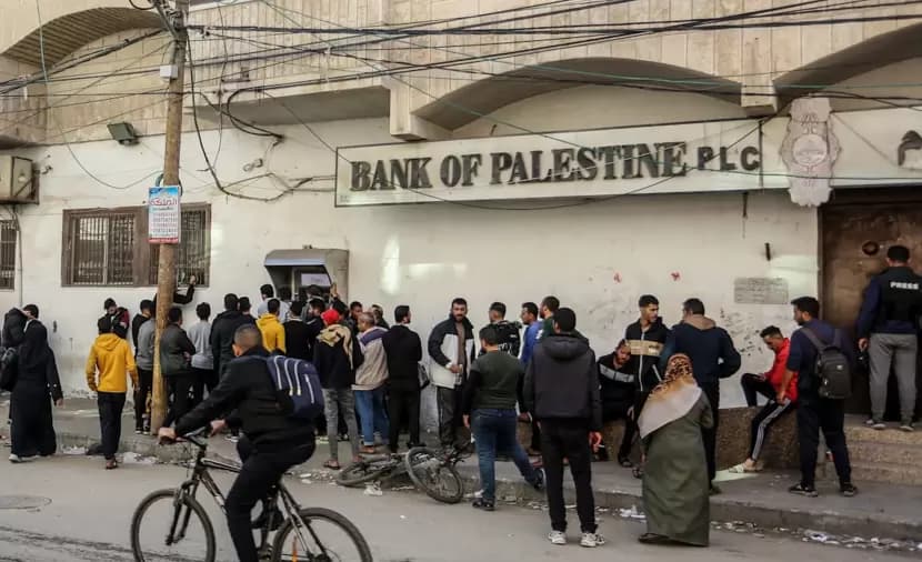 البنوك تقيد عملياتها في غزة والمواطن يدفع الثمن
