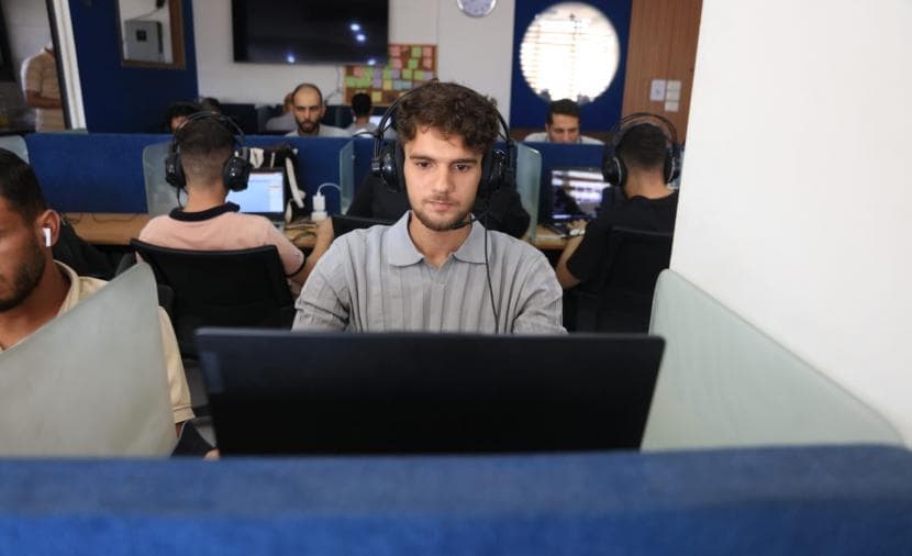 من تحت الركام إلى مدير رقمي أحمد الطويل يحقق حلمه