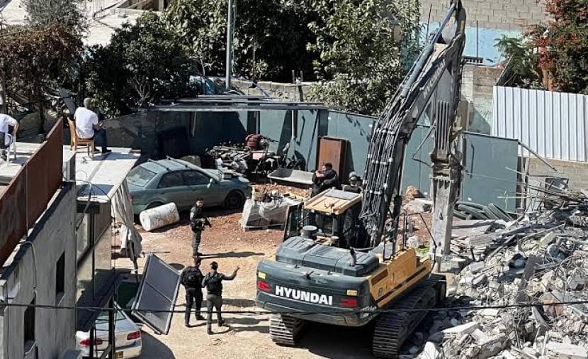 إزالة خمسة محال لعائلة طبش في وادي الجوز