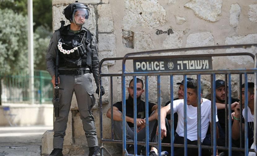 الاحتلال يطرد مقدسيين ويحبس آخرين