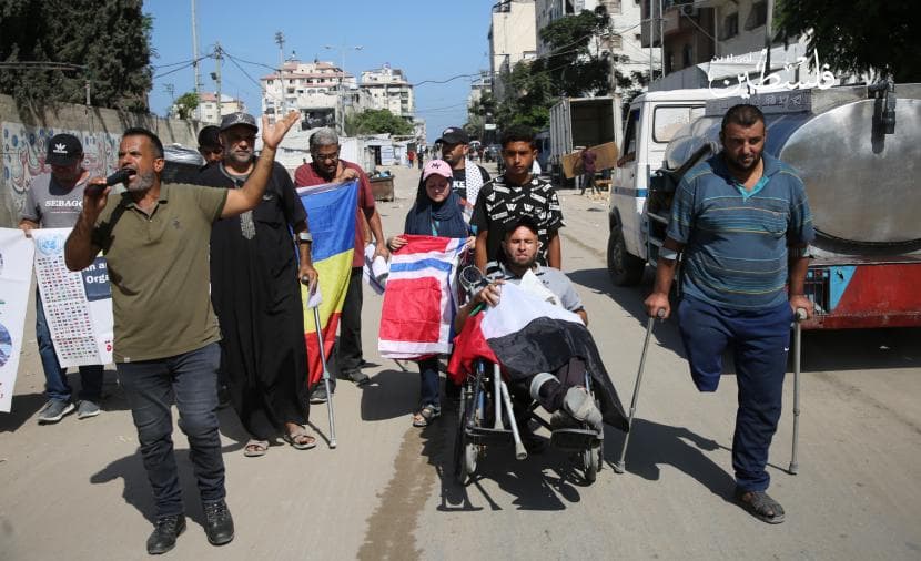 ضحايا الحرب ومرضى التحويلات يطالبون بحقهم في السفر والعلاج