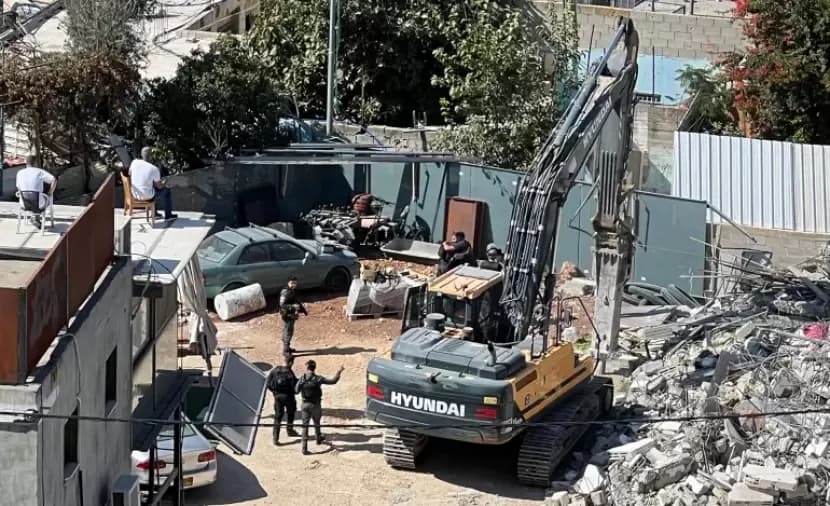 الاحتلال يكره مقدسيًا على هدم 5 منشآت في القدس