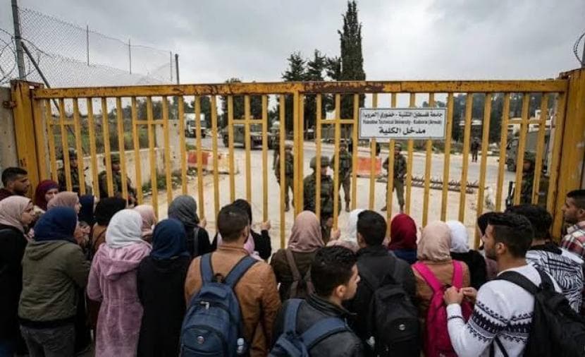 University road in Al-Arroub becomes daily hardship for students