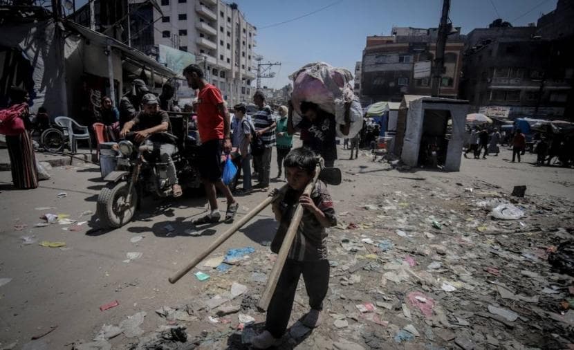 قصف الاحتلال يوقع شهداء ويستهدف خيام النازحين
