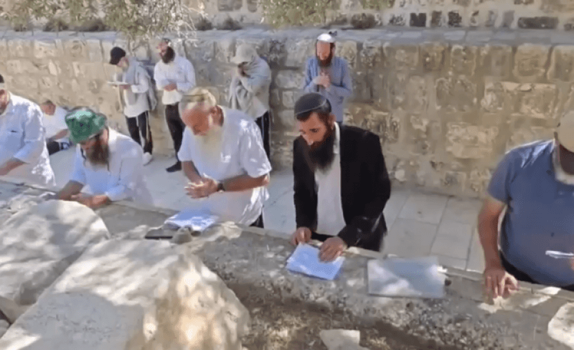 مستوطنون يؤدون طقوسًا في الأقصى الشرقية