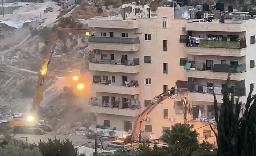 Occupation demolishes Al-Tur building