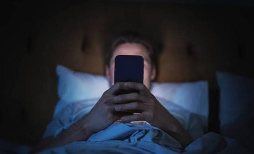 ثلاث مخاطر لوضع الهاتف بجانب السرير