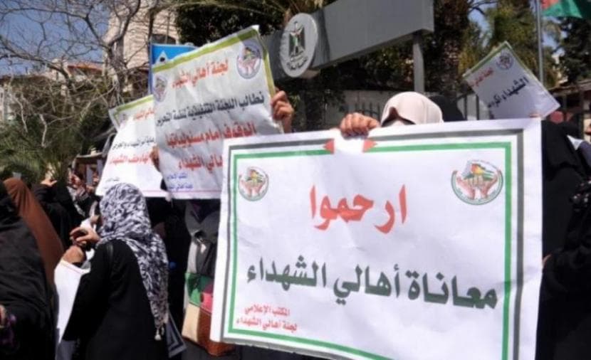 "الشعبية" تطالب بإعادة مخصصات الشهداء