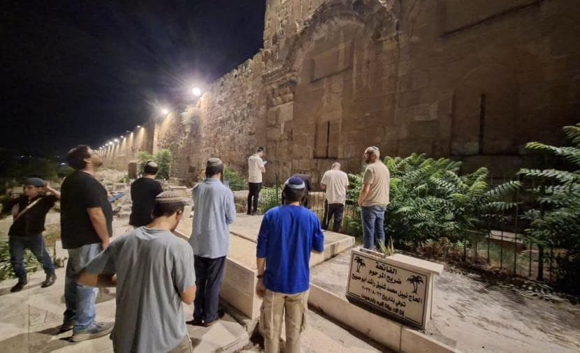 مستوطنون يعتدون على مقبرة باب الرحمة