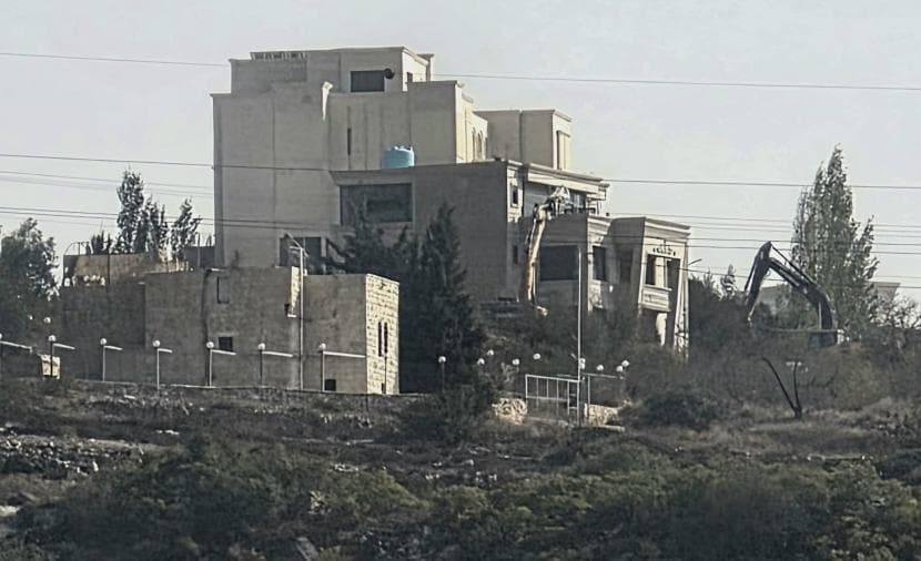 الاحتلال يهدم مبنى في الخليل ويغلق الطرق