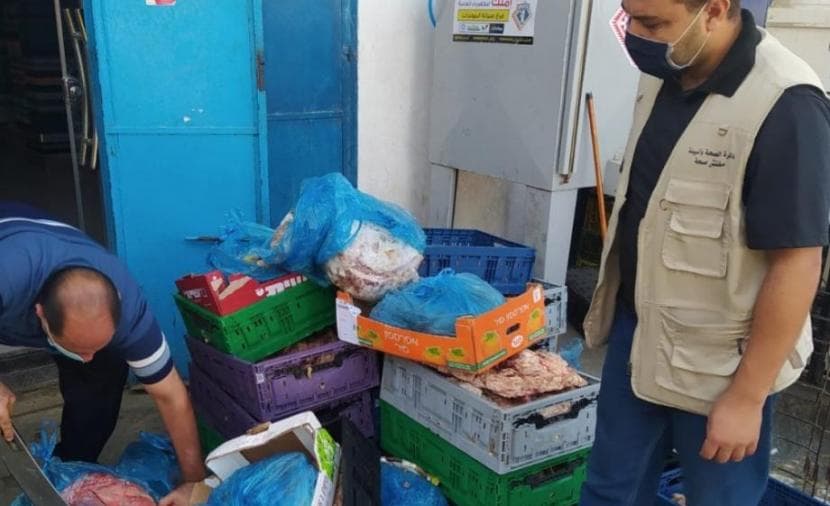 مباحث التموين تتلف 17 طن دجاج فاسد في خان يونس