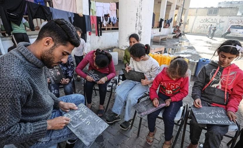 Hamas Commends Palestinian Teachers and Calls for Protecting Education