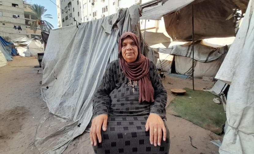 المسنة جندية تعتني بحفيدين يتيمين
