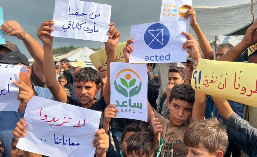 محتجون في خانيونس يطالبون بالمساعدات