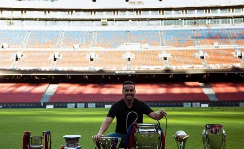Barcelona honors retired player