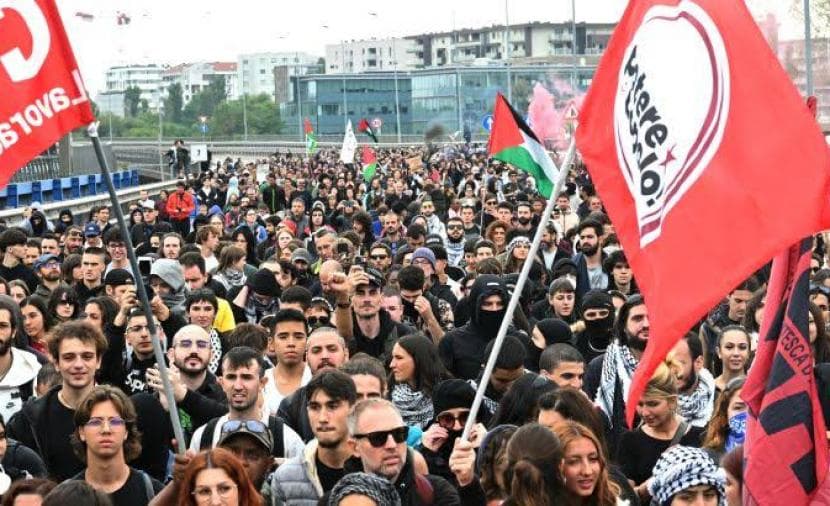 رفع العلم الفلسطيني على برج بيزا