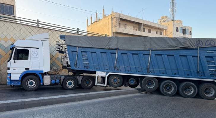 إدارة السير تسبب تدهور تريلا ونقل المرور داخل النفق