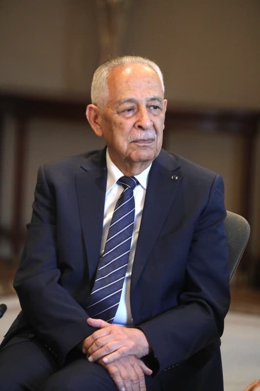 العيسوي ينقل تحيات الملك وولي العهد للفريق العزب واللواء العبادي
