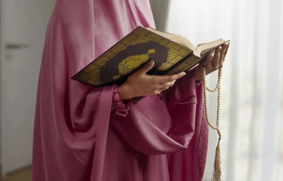 هل يجوز للمرأة القراءة في مجلس ي حضر فيه رجال أجانب