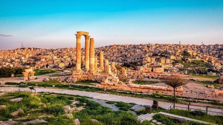 درجات حرارة معتدلة وطقس حار بشكل نسبي