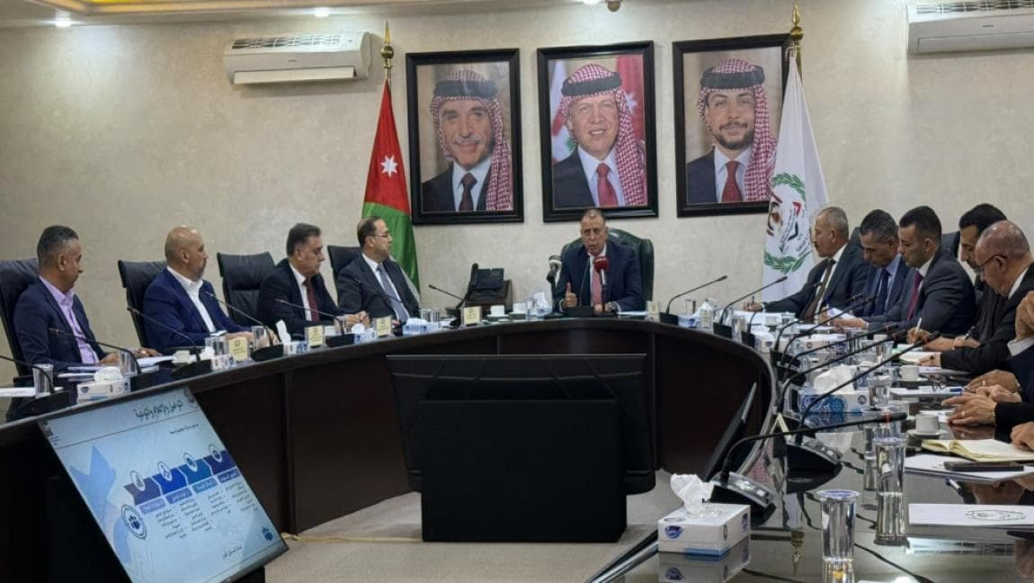 Government officials oversee census execution