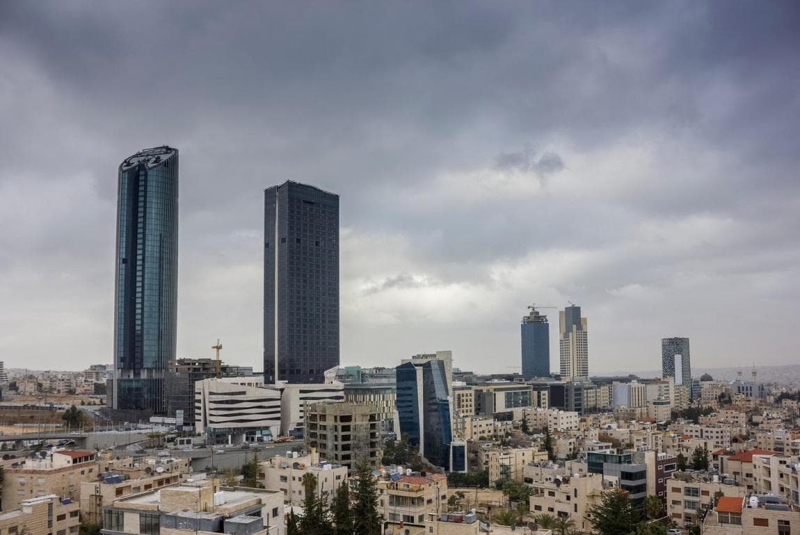 طقس معتدل مع زخات مطر حتى السبت