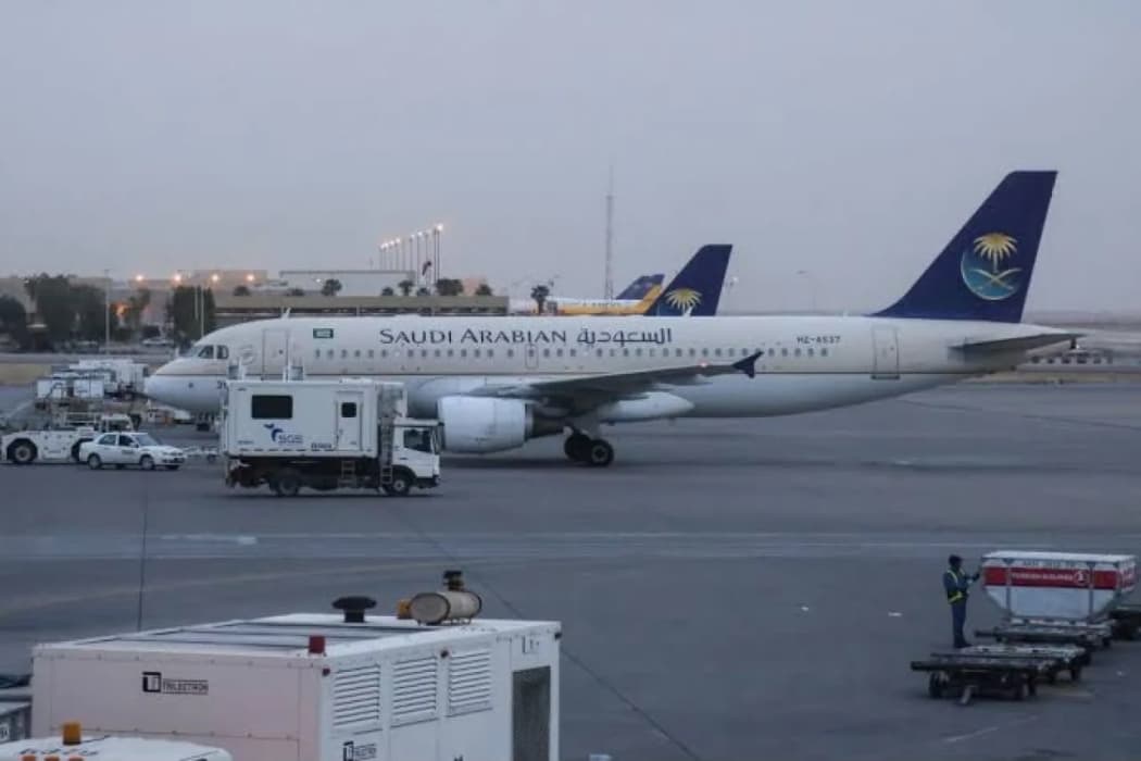 مصرع وإصابة العشرات في هجوم على مطار بالرياض