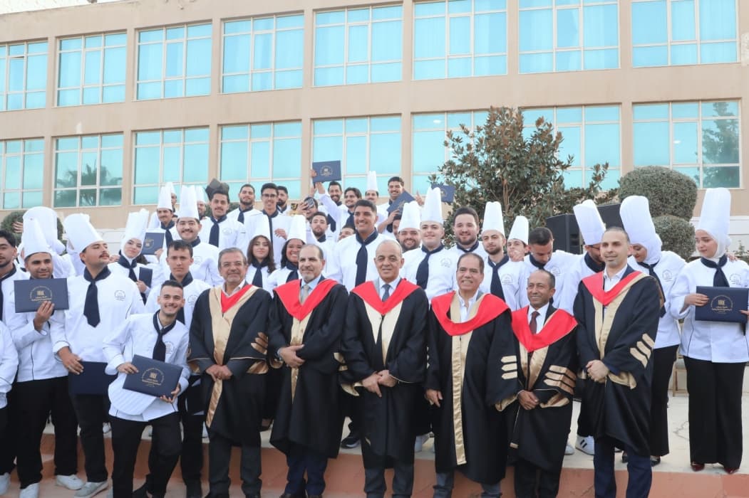 وزير السياحة يشارك في حفل تخرج كلية عمون