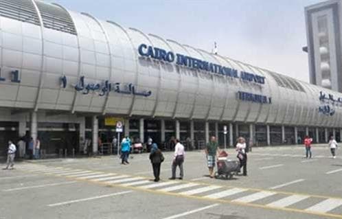 موظفان بمطار القاهرة ينقذان طفلًا من الاختناق