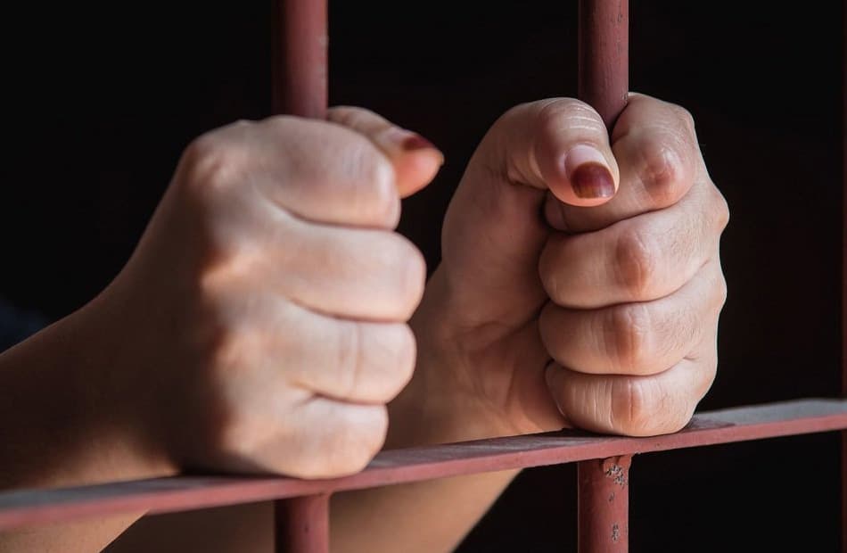 تأجيل محاكمة موظفة بسرقة في حلوان