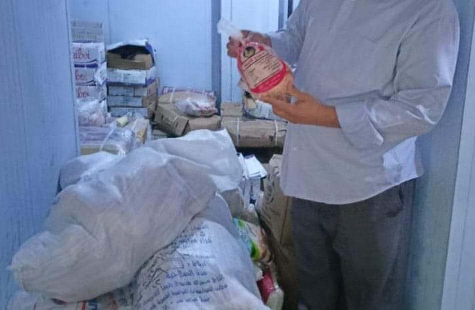 ضبط ربع طن سلع منتهية داخل ثلاجة بالأقصر