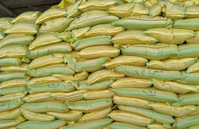 Beheira trader seized with 32 mobile phones from subsidized fertilizer collection