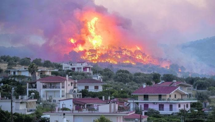 حريقان يوقعان قتلى ويجليان مئات في جزيرة يونانية