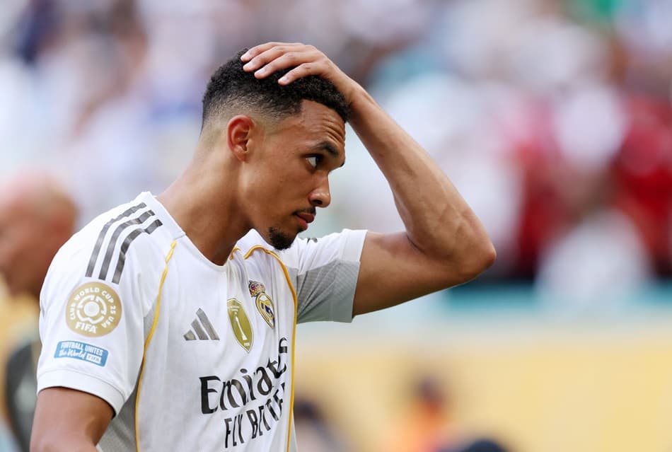 أرنولد يطلب تفهماً من ليفربول بعد عام من الانتقال لريال مدريد