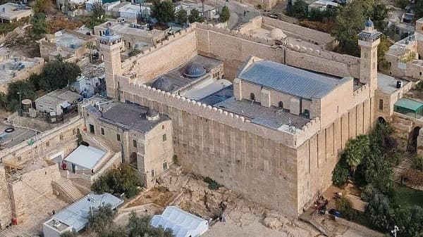 الأوقاف الفلسطينية تدين اقتحام المستوطنين للمسجد الإبراهيمي