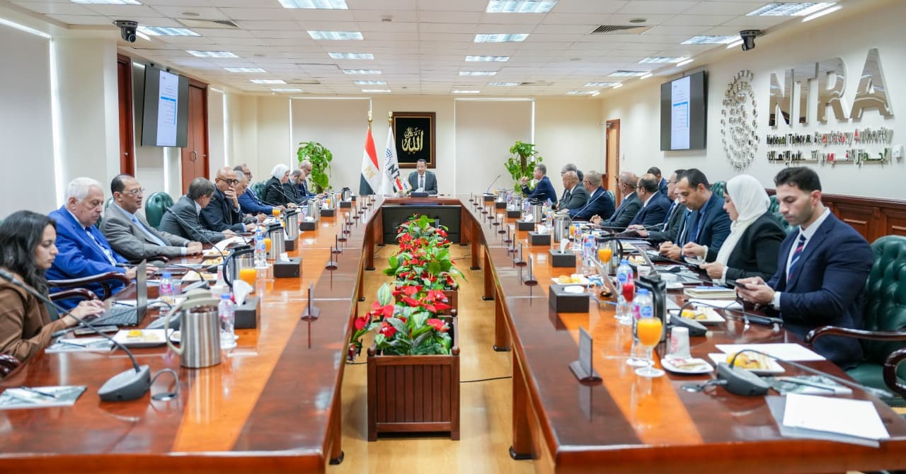 Minister of Communications reviews local manufacturing and data center development